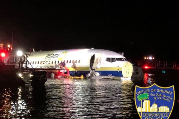 Göyərtəsində 142 nəfərin olduğu "Boeing 737" təyyarəsi çaya düşdü (FOTO)