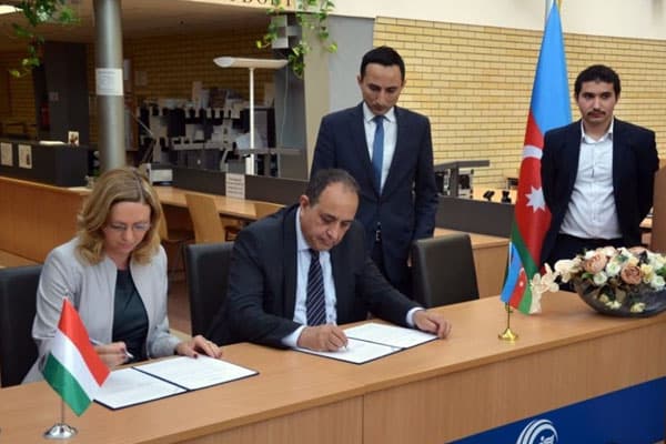 Macarıstanın Dunayvaroş Universitetinin kitabxanasında Azərbaycan guşəsi (FOTOLAR)