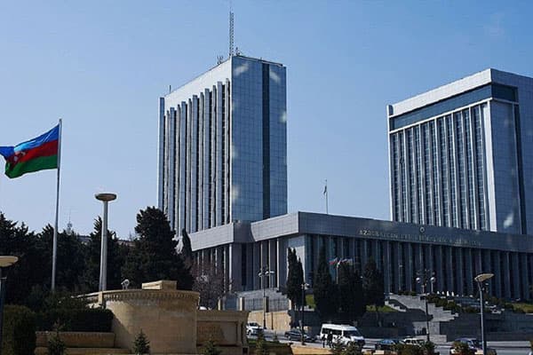 Orta məktəb və dövlət bağçalarına lisenziya üçün rüsum ləğv olunur