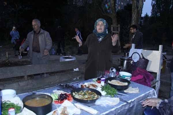 Bakıda maraqlı iftar süfrəsi: Bina sakinləri həyətdə toplaşdı (FOTOLAR)