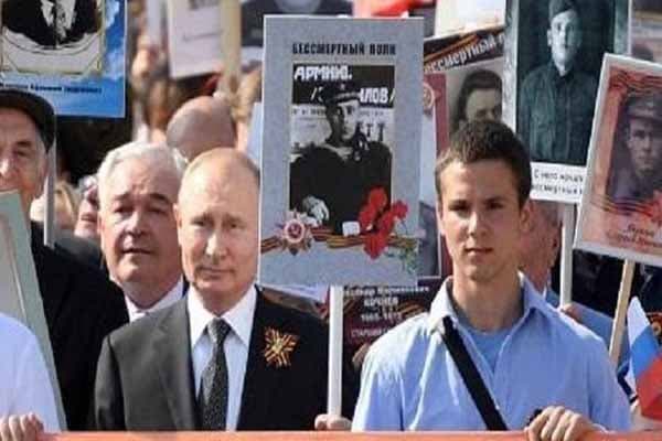 Putin qələbə yürüşündə atasının şəkli ilə  (FOTO)