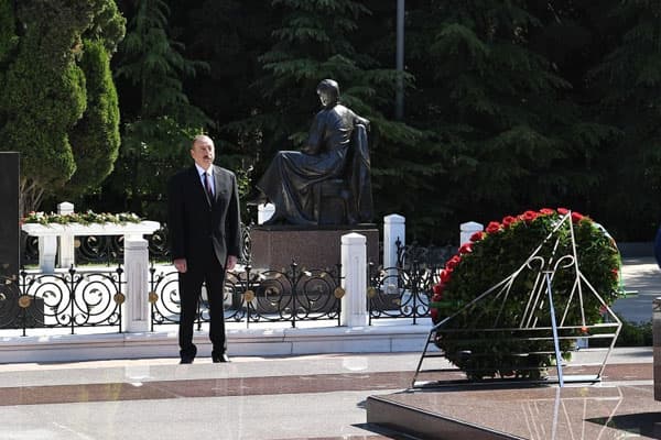 Prezident və ailə üzvləri Heydər Əliyevin məzarını ziyarət edib