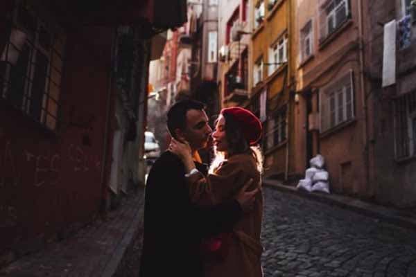 Tanınmış ilahiyyatçı: "Öpüşməklə oruc pozulmur"