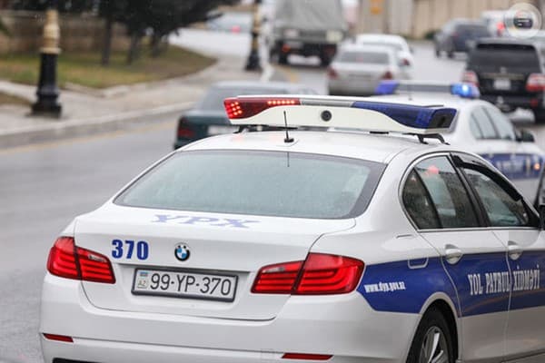 Bakıda yol qəzası - Yük maşını divara çırpıldı