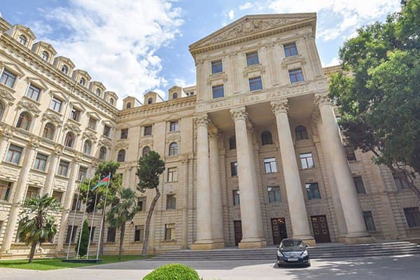 XİN Britaniyanın Azərbaycana səyahətlə bağlı xəbərdarlığına münasibət bildirdi