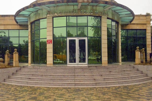Muzey direktorunun meyiti iş yerindən tapıldı