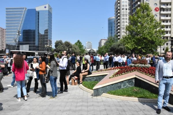 "Dəmirçi Plaza"da tüstülənmə: binadakılar təxliyyə edildi (FOTOLAR)