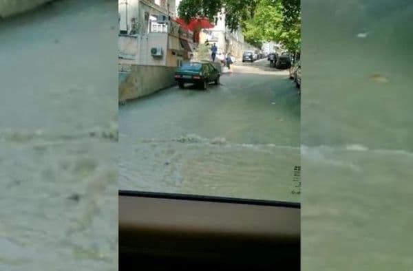 Bakının mərkəzini su basdı - tıxac yarandı (VİDEO)