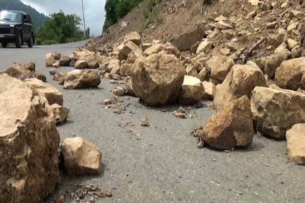 Astarada yeni çəkilən dağ yolu dağılaraq bərbad vəziyyətə düşdü