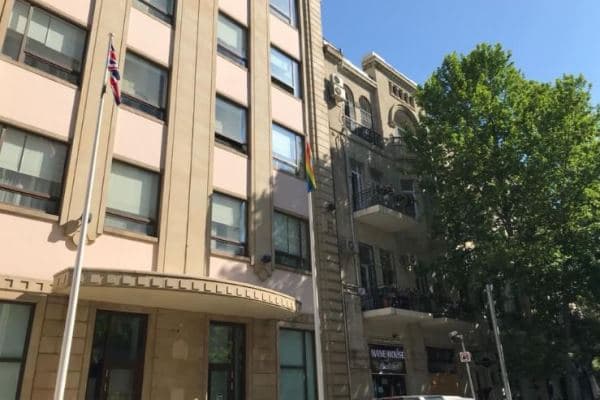 Bakıda səfirlik binasında LGBT bayrağı asıldı (FOTOLAR)