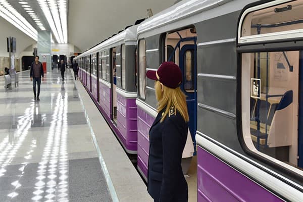 Metrodan istifadə edənlərin sayı azalıb
