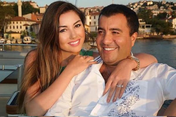Mərhum nazirin nəvəsi oldu, adını qoydular (FOTO)