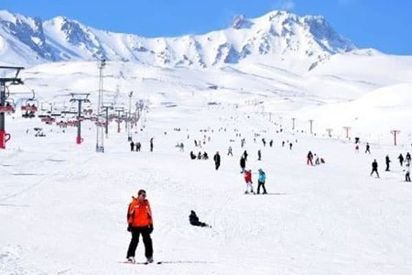 Şahdağa qar yağdı