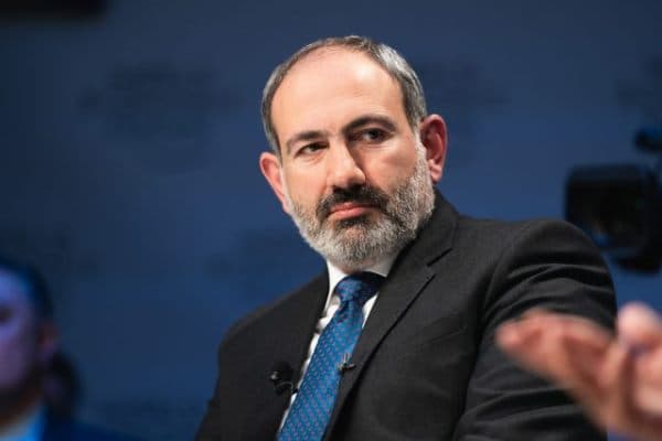 Paşinyan müşavirini qovdu