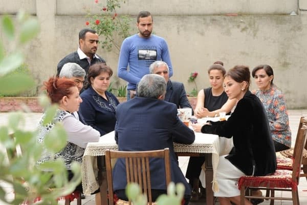 Mehriban Əliyevanın qonaq getdiyi evin sahibi: "Bir də gördük ki, gəldi" (VİDEO)
