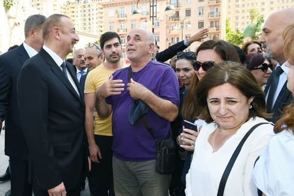 Prezident Ramiz Novruzla görüşdü: "Uzaqdan gördü, məni yanına çağırdı" (FOTO)