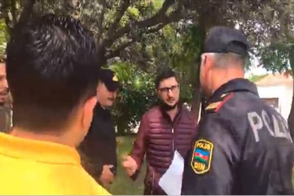 Rusiya səfirliyinin qarşısında aksiya: saxlanılanlar var