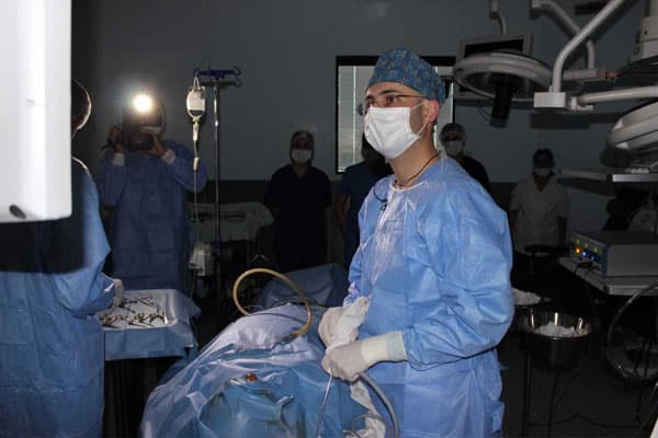 Azərbaycanlı həkimin reallaşdırdığı cərrahiyyə əməliyyatı canlı yayımlandı (FOTOLAR)