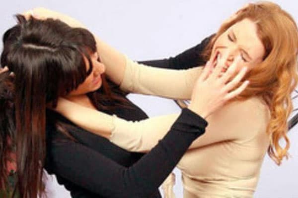 Yevlaxda qonşu qadınlar dava etdi, bir nəfər ağır xəsarət aldı