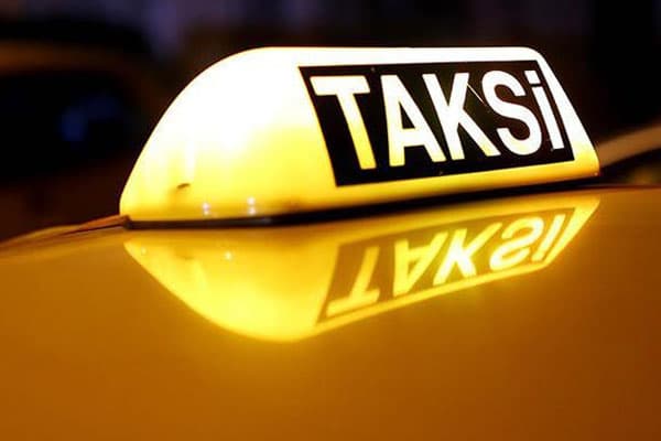 Bakıda tıxacda qalan taksi sürücüsü qaydaları belə pozdu (VİDEO)