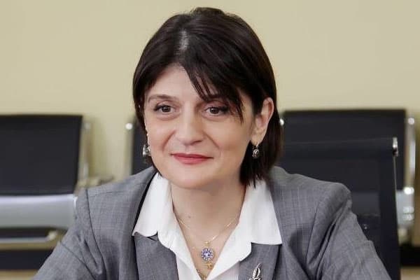 Gürcüstanda qadın nazir Rusiya bayrağına görə istefaya göndərildi (FOTO)