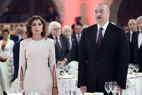 Prezident və birinci xanım 28 Mayla bağlı rəsmi qəbulda (FOTO/YENİLƏNİB)