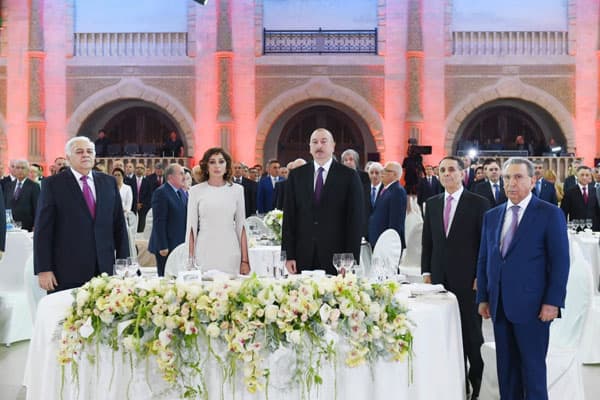 İlham Əliyev: "Xalq Cümhuriyyətinin qurucularının xatirəsi bizim qəlbimizdə yaşayır"