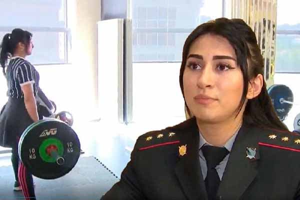 Azərbaycanlı polis qadın hər kəsi heyrətləndirdi - VİDEO