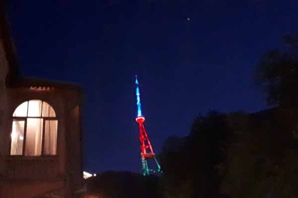 Tbilisidə teleqüllə Azərbaycan bayrağının rəngləri ilə işıqlandırılıb - FOTO