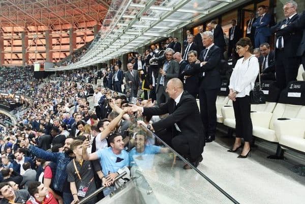 Prezident tribunada azarkeşlərlə görüşdü (FOTOLAR)