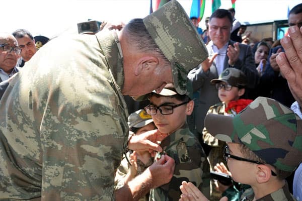 Şəhid Aqil Omarovun ailəsinə “Şücaətə görə” medalı təqdim edildi (FOTOLAR)