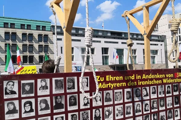 Azərbaycanlıların iştirakı ilə aksiya: "Bizi mollalardan xilas edin” (VİDEO)