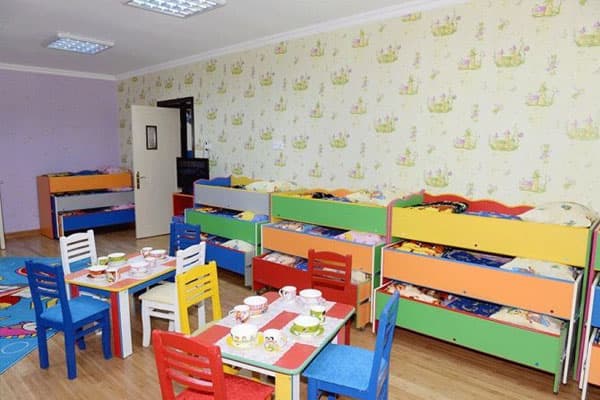 Uşaqları bağçada söyən müəllim işdən çıxarıldı: müdir meriyaya çağırıldı