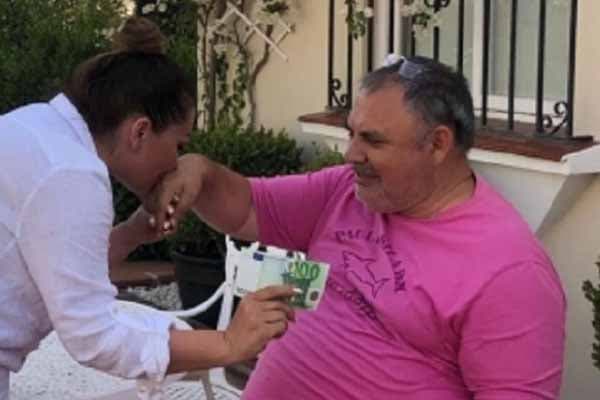 Azərbaycanlı məşhur aparıcı bu kişinin əlini öpüb 100 avro aldı (FOTO)