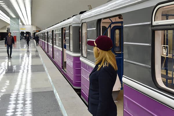 Qadın Bakı metrosunda mikrafonu götürüb "Yaxşı Gədəbəy kartofu var" qışqırdı (VİDEO)