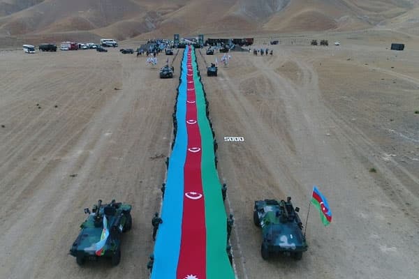 Azərbaycanda 5 km 100 m uzunluqda dövlət bayrağı hazırlanıb (FOTOLAR)