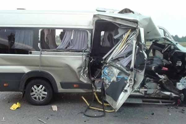 Göygöldə sərnişin mikroavtobusu məktəb binasına çırpıldı: 8 yaralı var