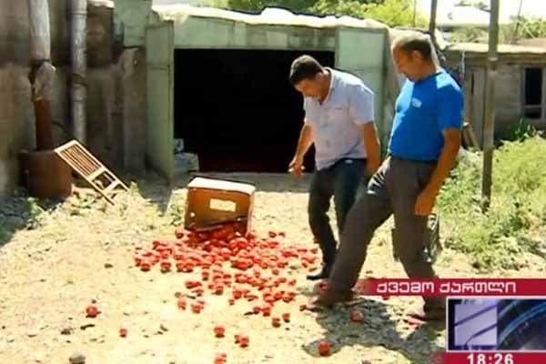 Məhsullarını sata bilməyən azərbaycanlılar etiraz aksiyası keçirib (FOTO)