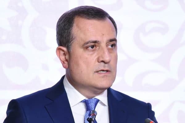 Ceyhun Bayramov “Son zəng” münasibətilə məzunları təbrik edib