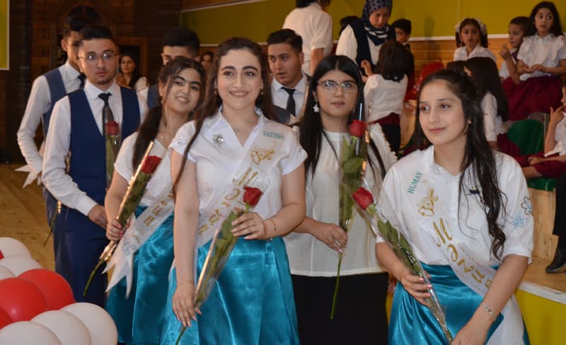 Zirvə liseyində Məzun günü (FOTOLAR)