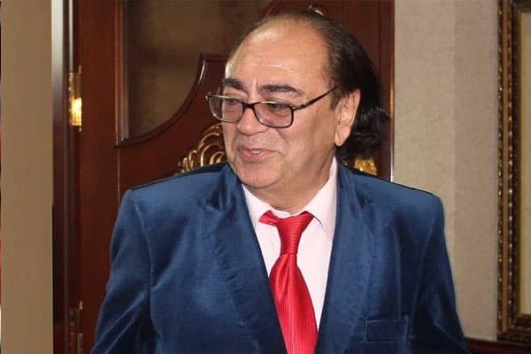 Xalq artisti bağ evi tikdirir