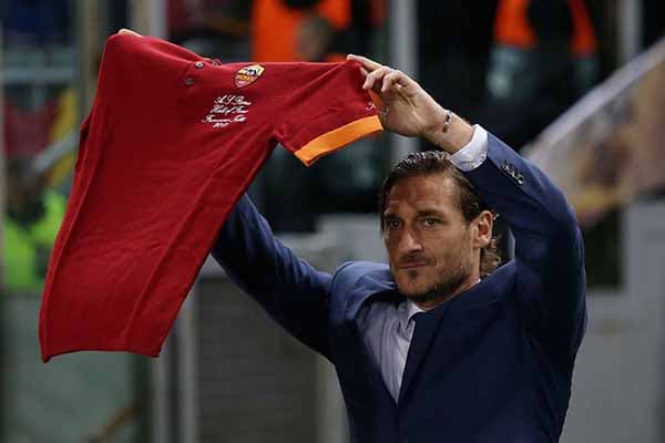 Totti 30 il sonra "Roma"nı tərk etdi
