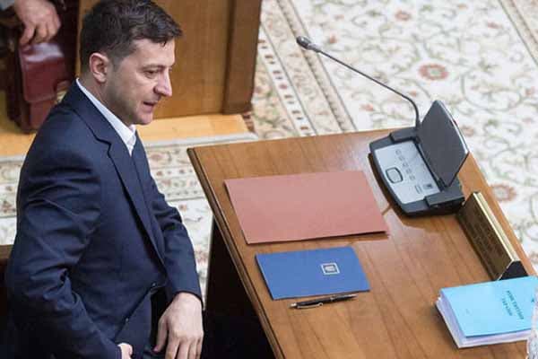 Zelenski özündən əvvəlki prezidentlərin 200 fərmanını ləğv etdi
