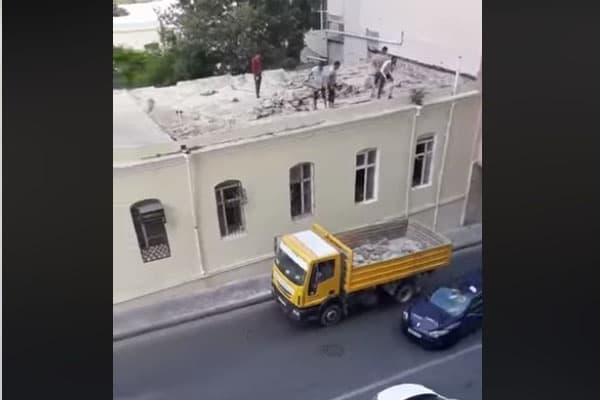 İcra hakimiyyətinin işçiləri tullantıları əcaib şəkildə daşıyırlar (VİDEO)