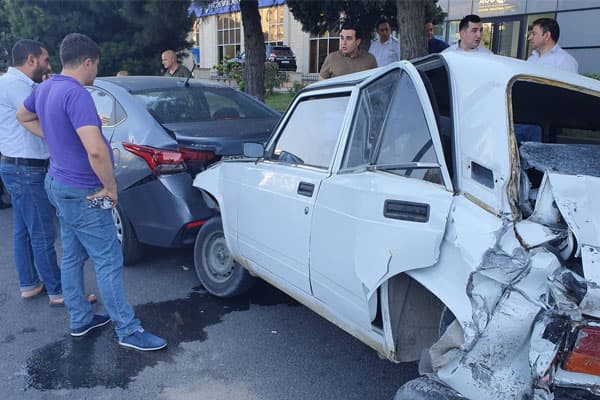 Bakıda AA seriyalı avtomobil zəncirvari qəza törətdi (FOTOLAR)