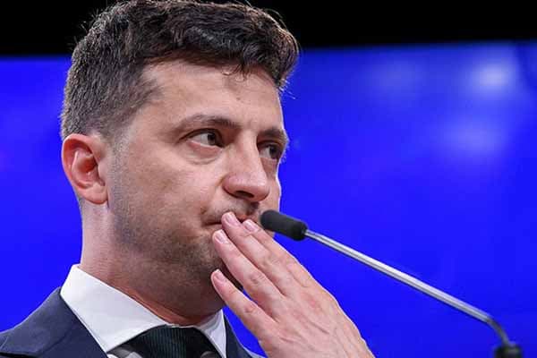 Zelenski ilk prezident maaşını aldı: Məbləği...