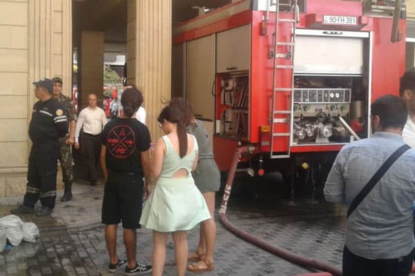 "Piramida plaza"da baş verən yanğın söndürüldü (YENİLƏNİB/FOTO)