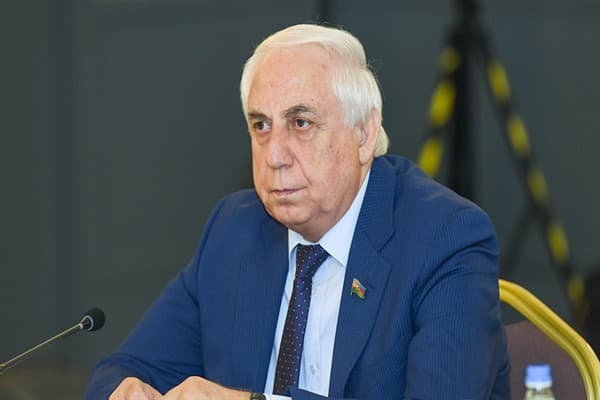Spiker millət vəkilinə “ilişdi”