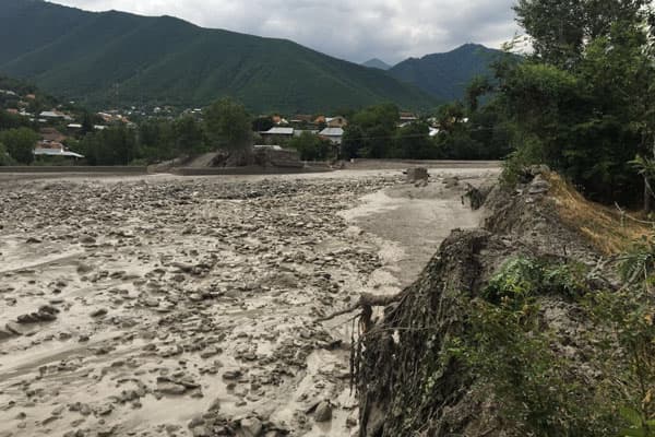 Qubada təbii fəlakət: Güclü sel yolları bağladı