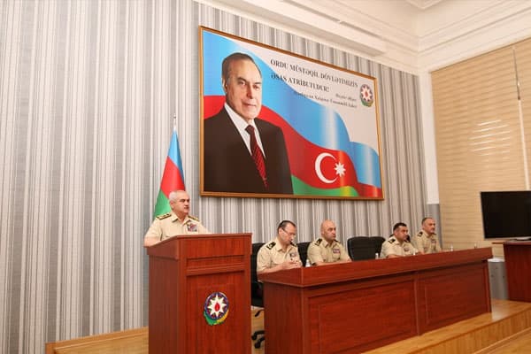 General iki şöbə rəisini işdən çıxardı